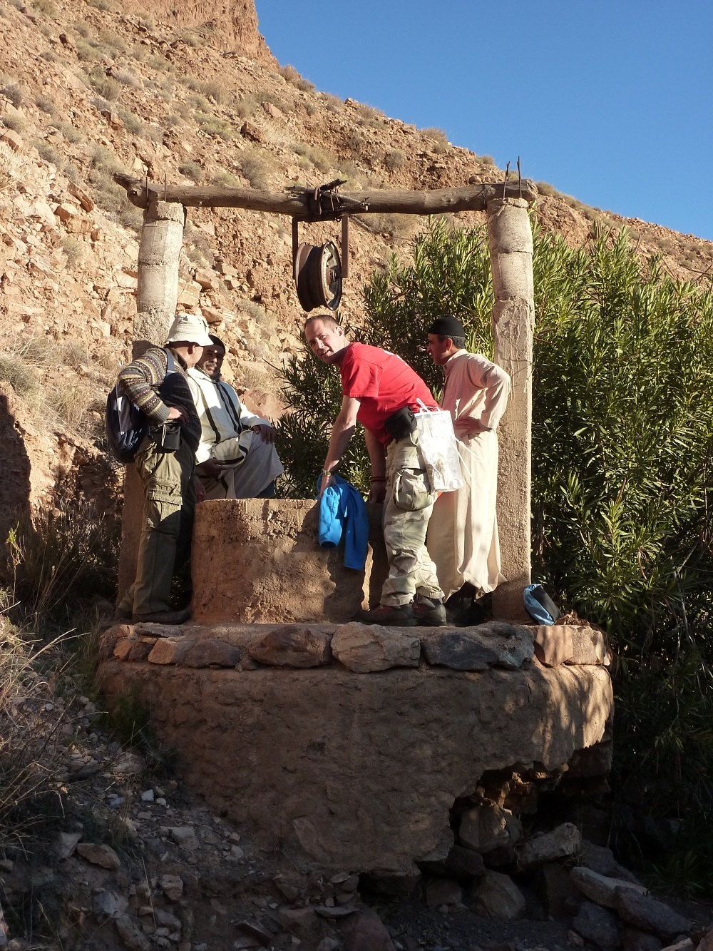 puits asséché accompagné par les villageois marocains et de l'expert sourcier français Philippe Wojtowicz
